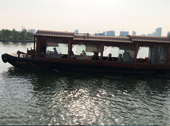 游船老司机,最“有故事”的导游