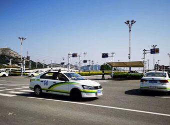 一天上千人“赶考”科目一