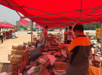 上万件包裹积压 部分食品变质