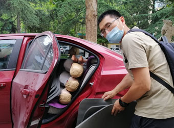 援湖北大夫成特殊“摊主”