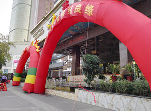 一酒店同时有12对新人结婚