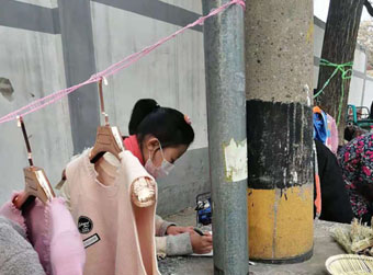 13岁女孩济南街头摆摊救2岁妹妹